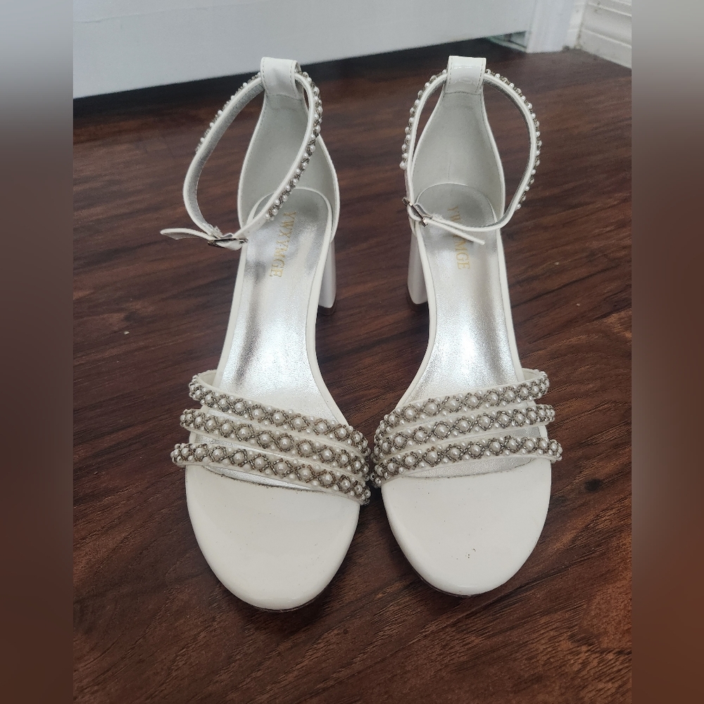 White Womens White Block Heel Pearls Sandals Sz 8.5 Bride Wedding Prom Evening